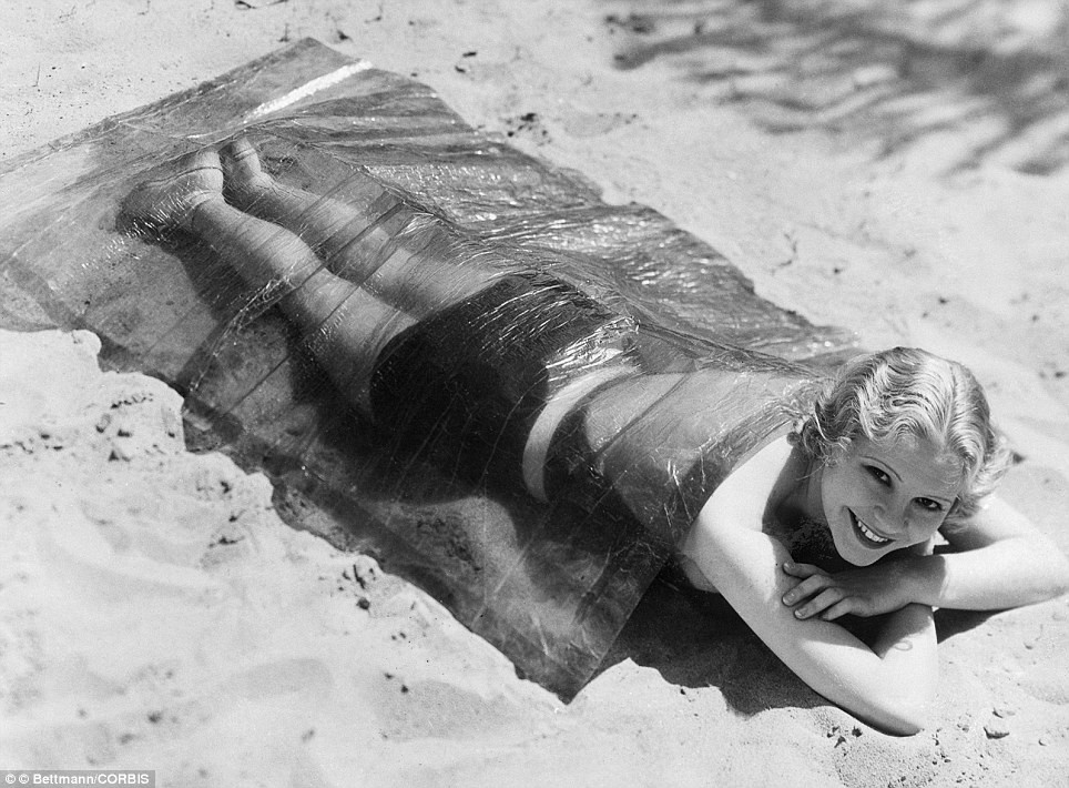 Фотография: Жизнь на пляже: звезды золотой эпохи Голливуда в черно-белом альбоме гламурных фото с пляжа №9 - BigPicture.ru