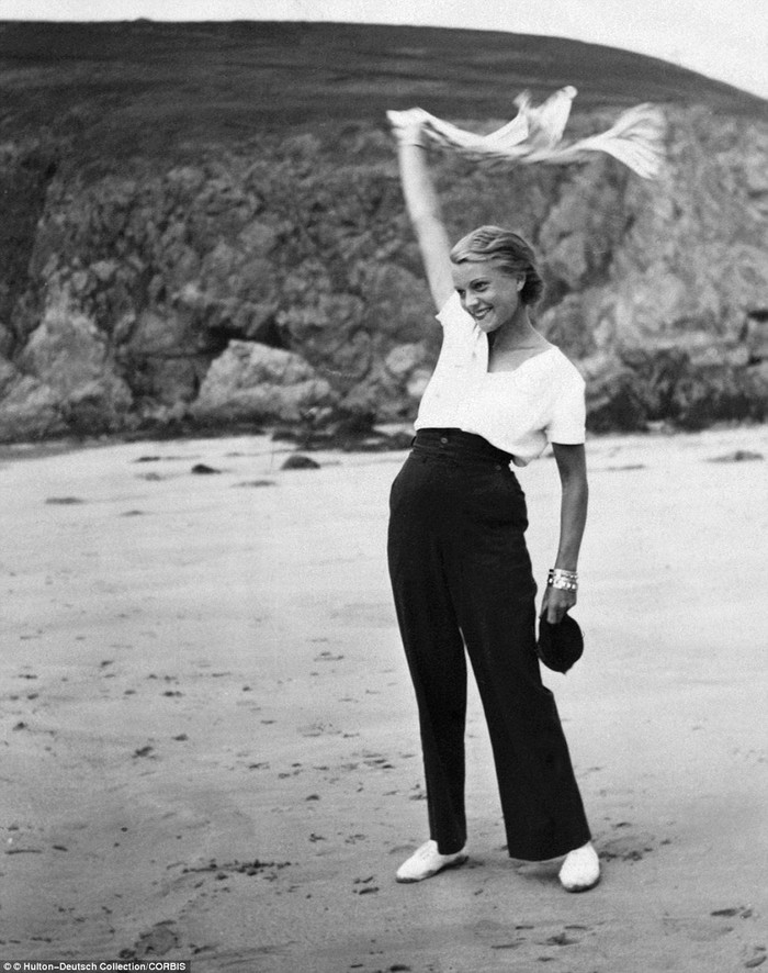 Фотография: Жизнь на пляже: звезды золотой эпохи Голливуда в черно-белом альбоме гламурных фото с пляжа №12 - BigPicture.ru