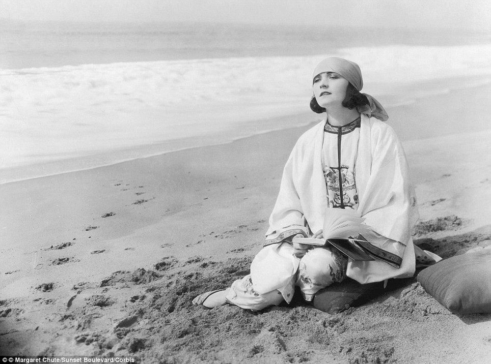 Фотография: Жизнь на пляже: звезды золотой эпохи Голливуда в черно-белом альбоме гламурных фото с пляжа №19 - BigPicture.ru
