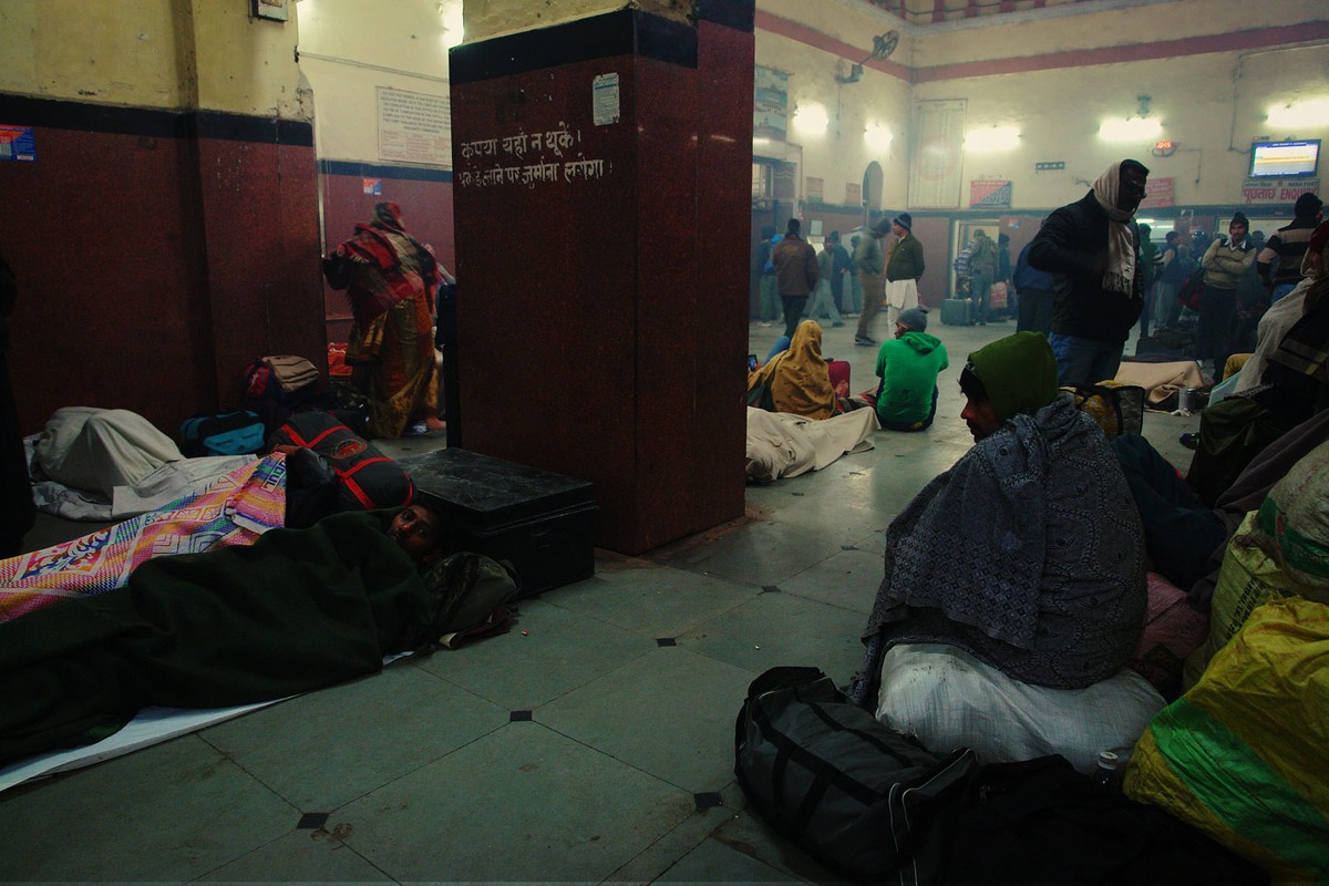 Фотография: Ночная жизнь индийского вокзала №6 - BigPicture.ru