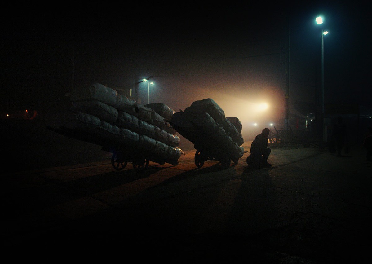 Фотография: Ночная жизнь индийского вокзала №7 - BigPicture.ru