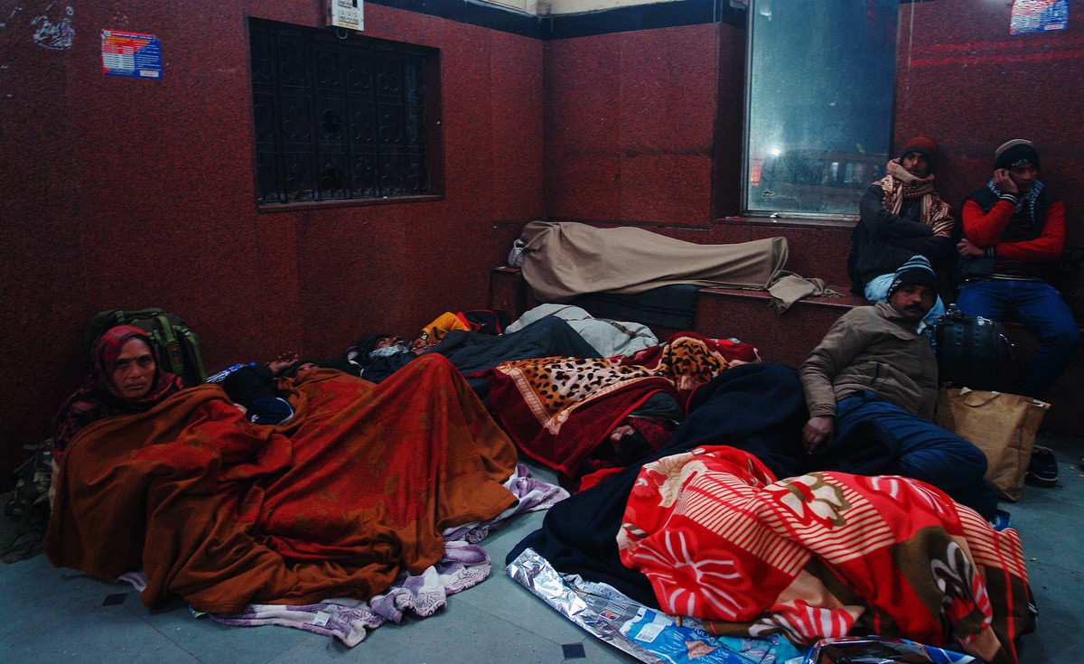 Фотография: Ночная жизнь индийского вокзала №13 - BigPicture.ru