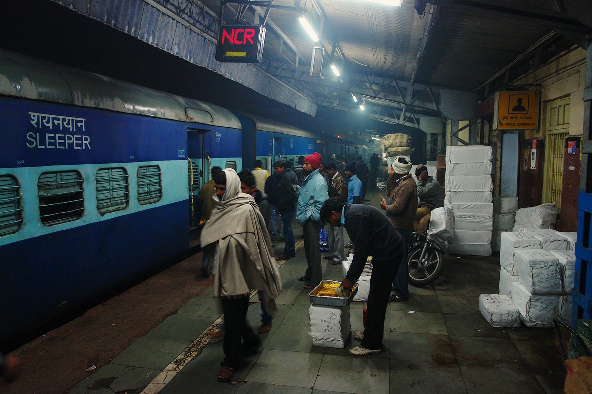 Фотография: Ночная жизнь индийского вокзала №21 - BigPicture.ru