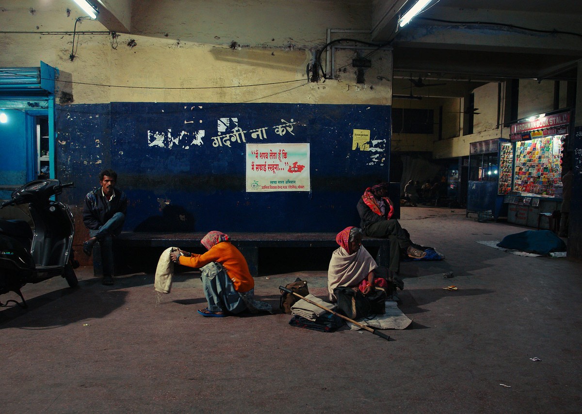 Фотография: Ночная жизнь индийского вокзала №33 - BigPicture.ru