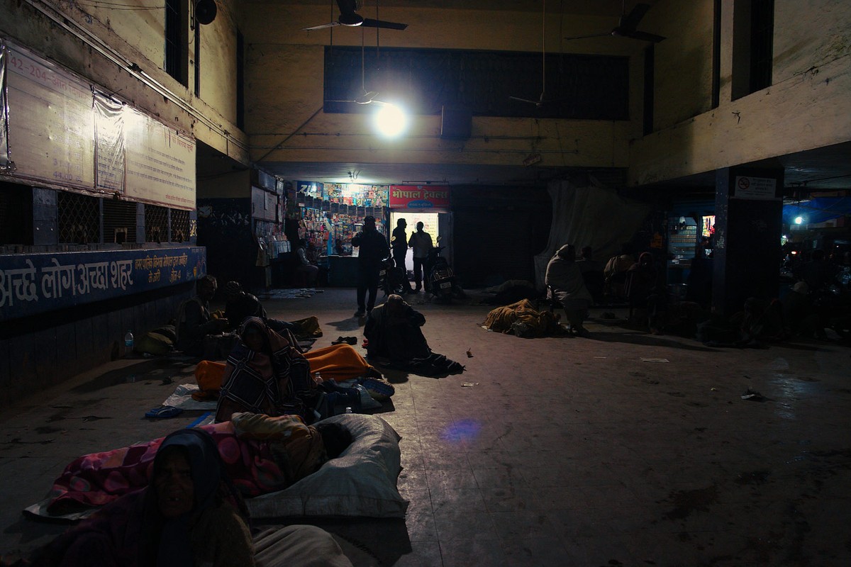 Фотография: Ночная жизнь индийского вокзала №34 - BigPicture.ru