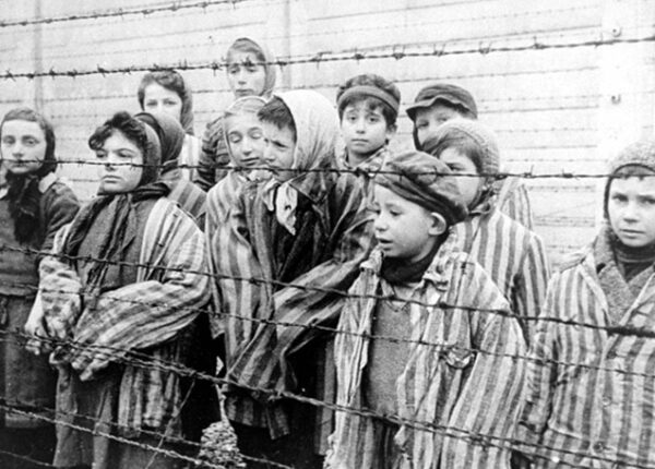 Архивные фотографии из лагеря смерти Освенцим