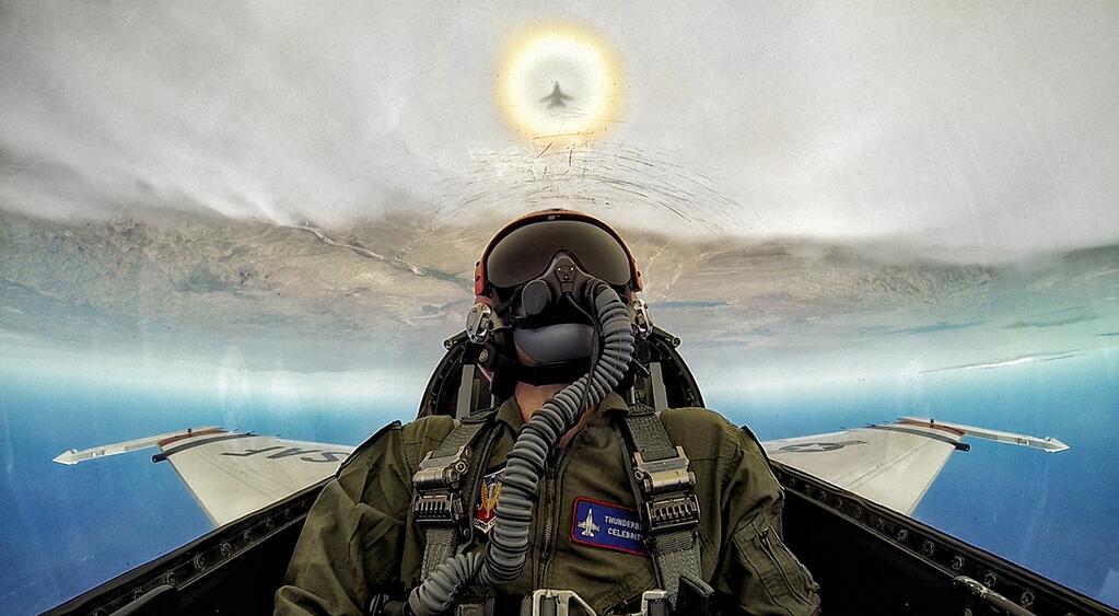 Фотография: Люси в небе с алмазами: селфи пилотов самолетов №6 - BigPicture.ru