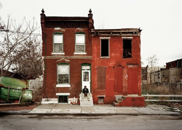 30 фото заброшенных домов в Филадельфии и их обитателей