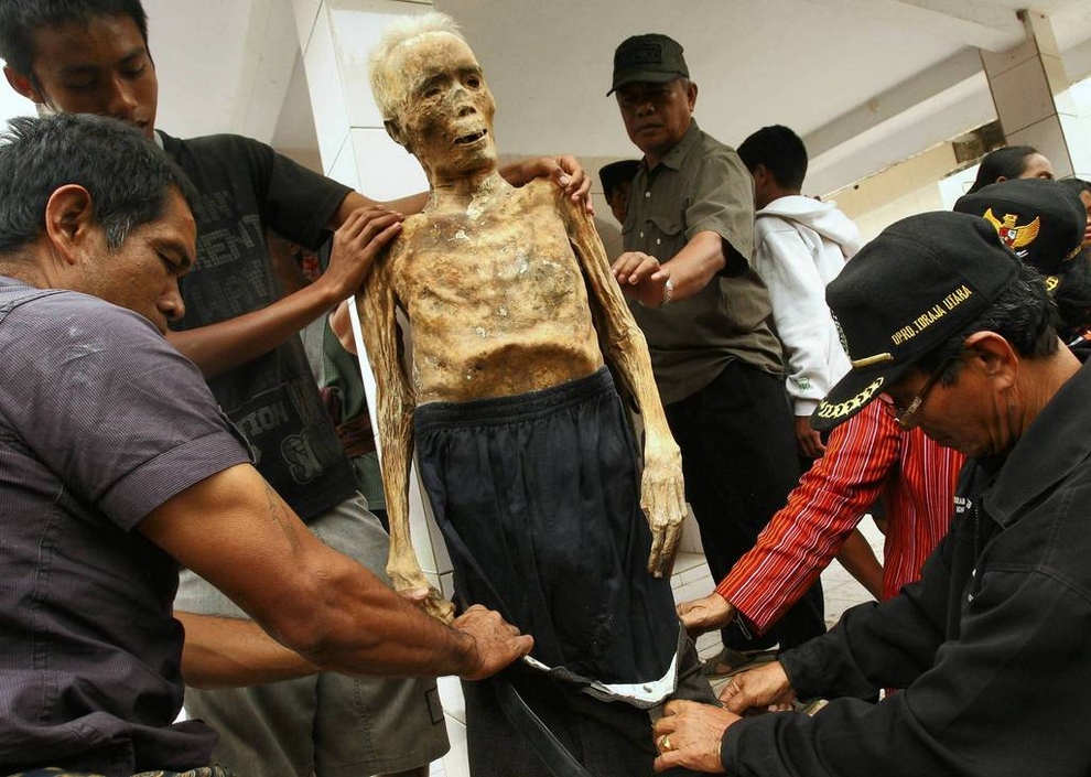 Фотография: Необычные похоронные ритуалы в Индонезии №8 - BigPicture.ru