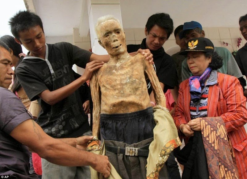 Фотография: Необычные похоронные ритуалы в Индонезии №10 - BigPicture.ru