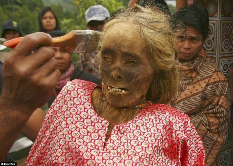 Фотография: Необычные похоронные ритуалы в Индонезии №11 - BigPicture.ru