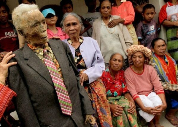 Необычные похоронные ритуалы в Индонезии