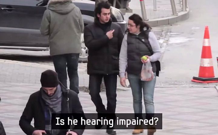 Фотография: Глухой парень был тронут до слез, узнав, что жители его района выучили язык жестов, чтобы поговорить с ним №10 - BigPicture.ru