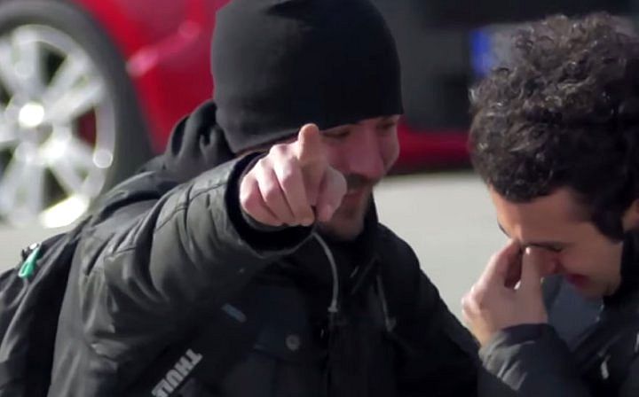 Фотография: Глухой парень был тронут до слез, узнав, что жители его района выучили язык жестов, чтобы поговорить с ним №15 - BigPicture.ru