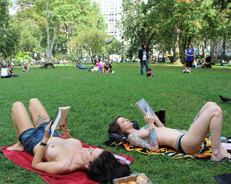 Фотография: Зачем девушки Нью-Йорка читают книги топлес на глазах у прохожих? №2 - BigPicture.ru