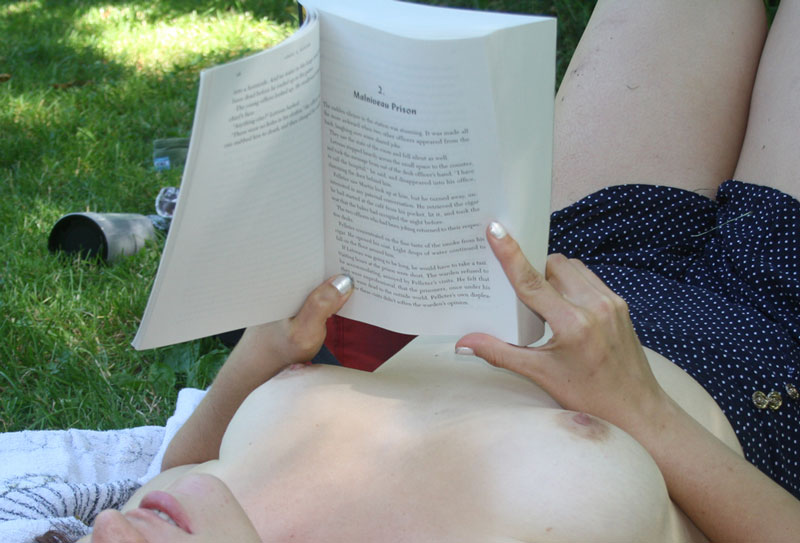 Фотография: Зачем девушки Нью-Йорка читают книги топлес на глазах у прохожих? №26 - BigPicture.ru