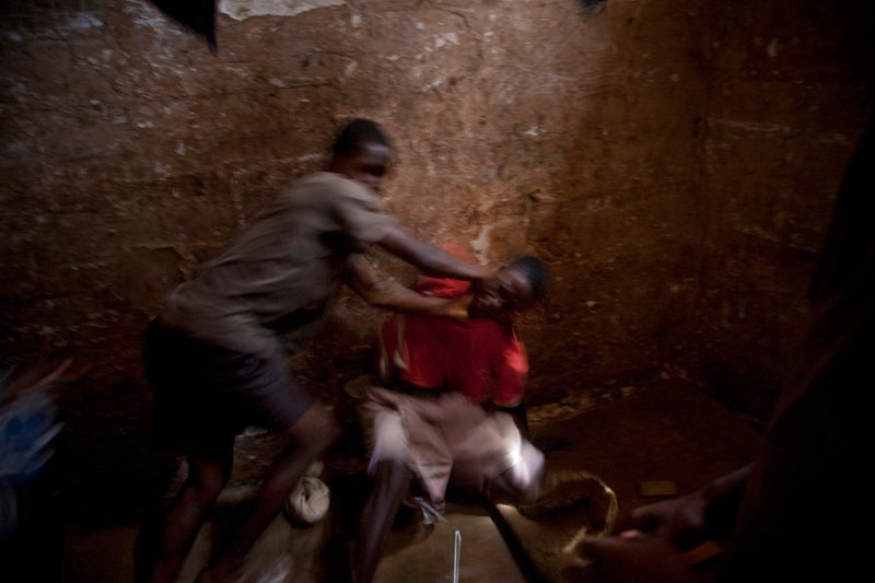 Фотография: Тюрьма для подростков в Сьерра-Леоне: вот где настоящий ад! №23 - BigPicture.ru