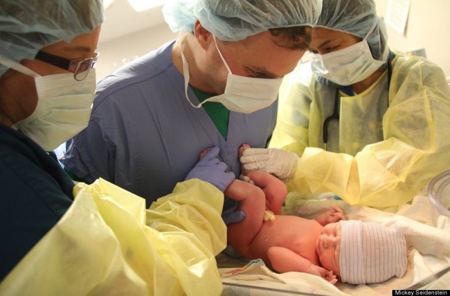 Фотография: Папы впервые видят своих новорожденных детей №6 - BigPicture.ru