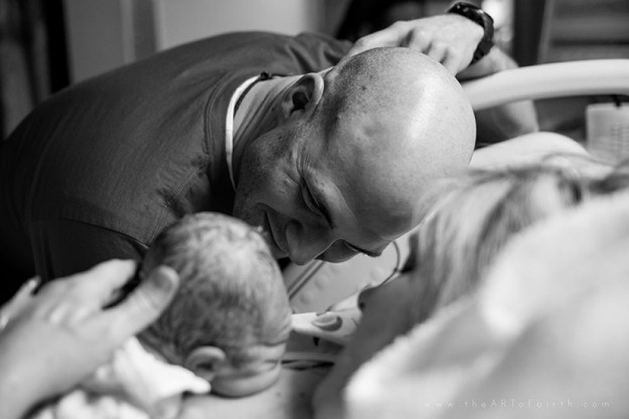 Фотография: Папы впервые видят своих новорожденных детей №8 - BigPicture.ru