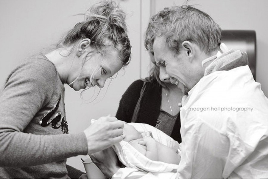 Фотография: Папы впервые видят своих новорожденных детей №20 - BigPicture.ru