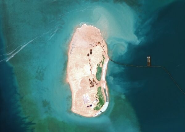 Вид с небес: как китайцы строят острова на спорной территории