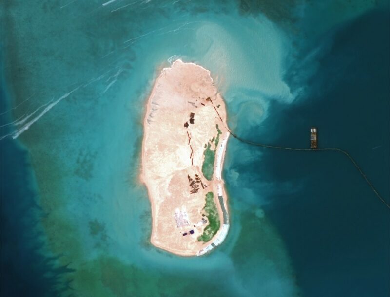 Фотография: Вид с небес: как китайцы строят острова на спорной территории №1 - BigPicture.ru