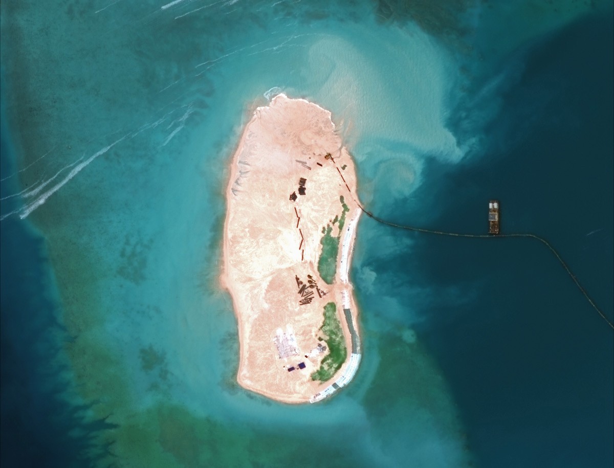 Фотография: Вид с небес: как китайцы строят острова на спорной территории №6 - BigPicture.ru