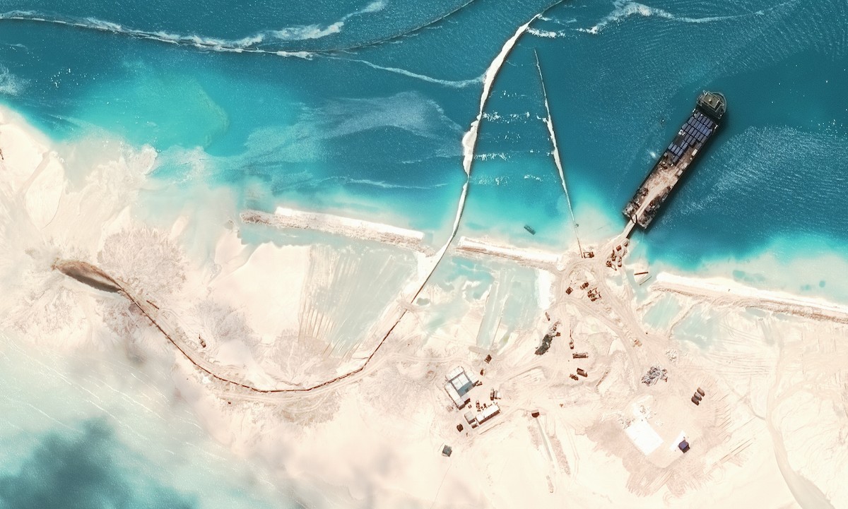 Фотография: Вид с небес: как китайцы строят острова на спорной территории №9 - BigPicture.ru