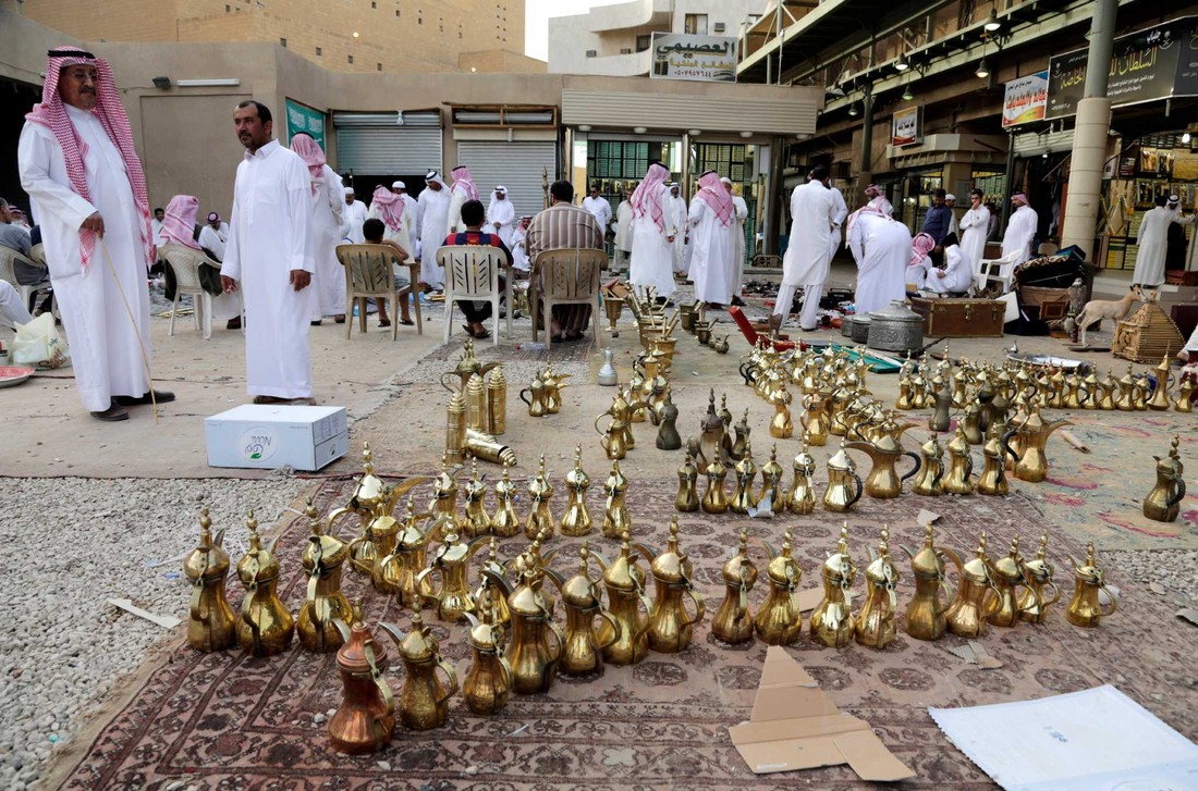 Фотография: Как идет торговля на блошином рынке в Саудовской Аравии №5 - BigPicture.ru