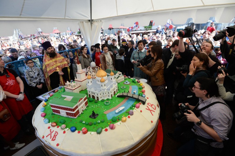 Фотография: Самый большой в мире кулич съели 10 тысяч москвичей №1 - BigPicture.ru