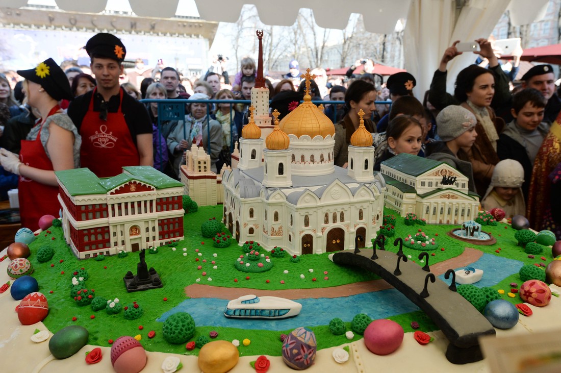 Фотография: Самый большой в мире кулич съели 10 тысяч москвичей №3 - BigPicture.ru