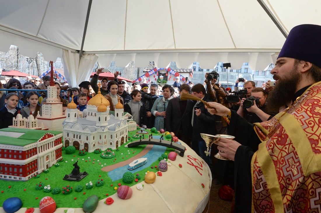 Фотография: Самый большой в мире кулич съели 10 тысяч москвичей №4 - BigPicture.ru