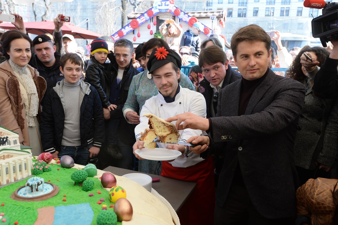 Фотография: Самый большой в мире кулич съели 10 тысяч москвичей №6 - BigPicture.ru