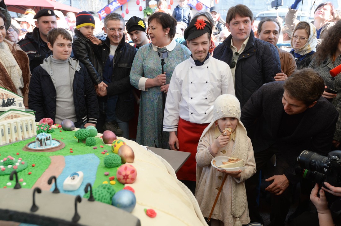 Фотография: Самый большой в мире кулич съели 10 тысяч москвичей №7 - BigPicture.ru