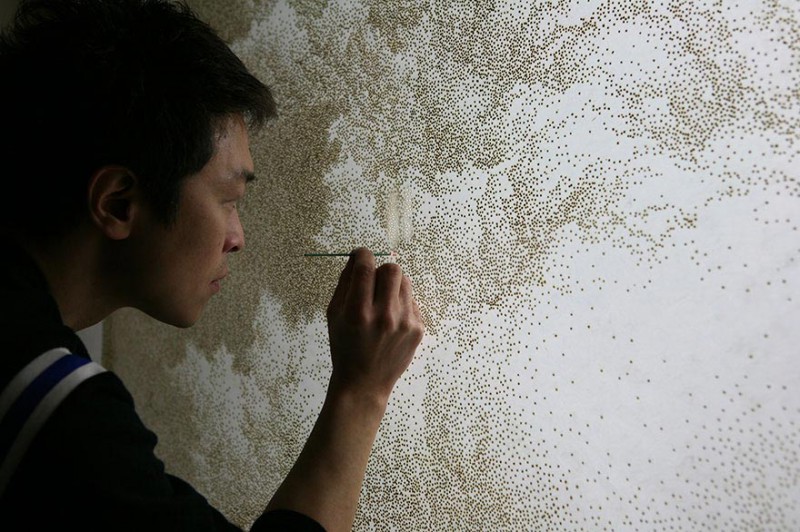 Фотография: Точечное искусство: художник прожигает бумагу ароматическими палочками и получает невероятные картины №1 - BigPicture.ru
