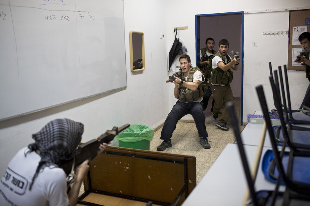 Фотография: Как проходят военные учения израильских старшеклассников №4 - BigPicture.ru