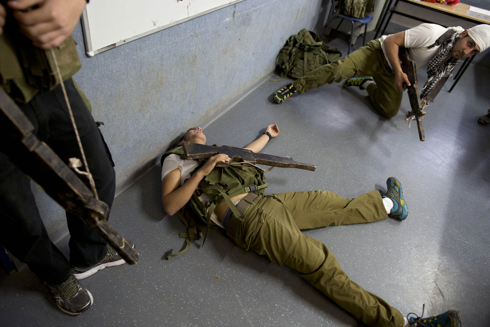 Фотография: Как проходят военные учения израильских старшеклассников №8 - BigPicture.ru