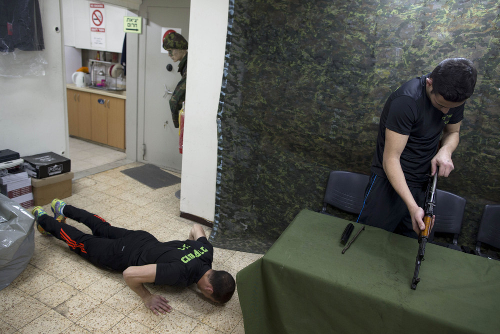 Фотография: Как проходят военные учения израильских старшеклассников №9 - BigPicture.ru