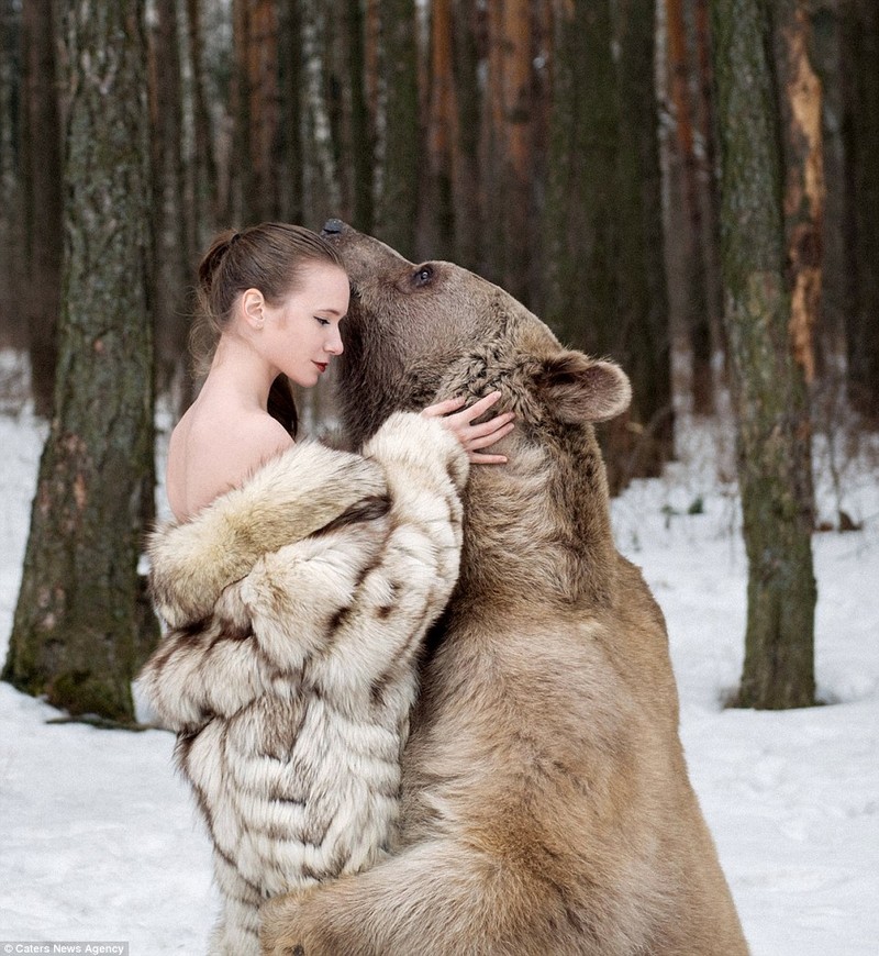 Фотография: Снежная фотосессия двух моделей из России в обнимку с медведем шокировала Европу №2 - BigPicture.ru