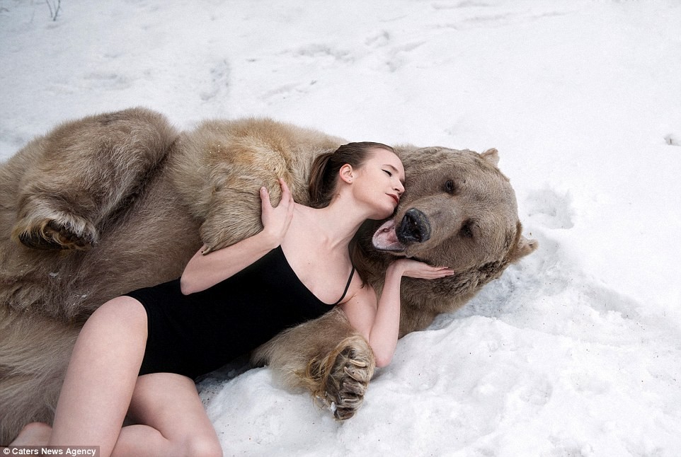 Фотография: Снежная фотосессия двух моделей из России в обнимку с медведем шокировала Европу №3 - BigPicture.ru