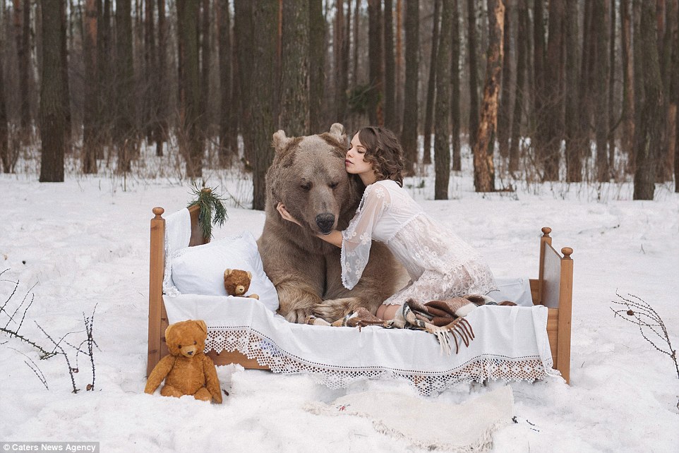 Фотография: Снежная фотосессия двух моделей из России в обнимку с медведем шокировала Европу №4 - BigPicture.ru