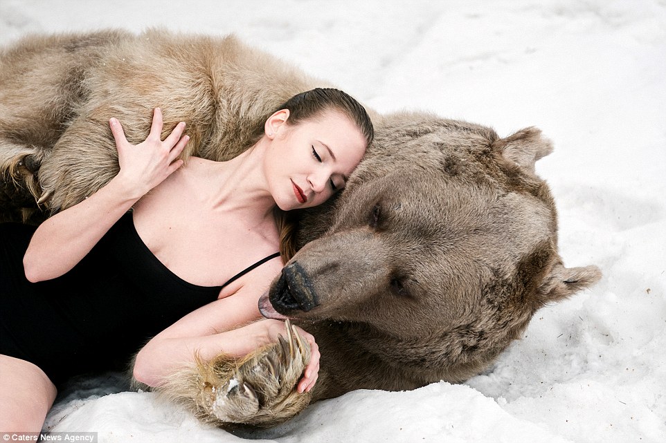 Фотография: Снежная фотосессия двух моделей из России в обнимку с медведем шокировала Европу №7 - BigPicture.ru