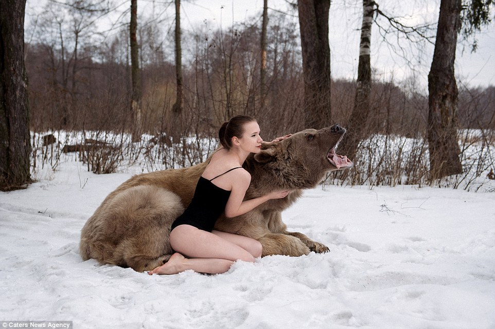 Фотография: Снежная фотосессия двух моделей из России в обнимку с медведем шокировала Европу №8 - BigPicture.ru
