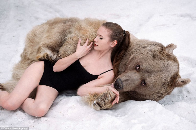 Фотография: Снежная фотосессия двух моделей из России в обнимку с медведем шокировала Европу №1 - BigPicture.ru