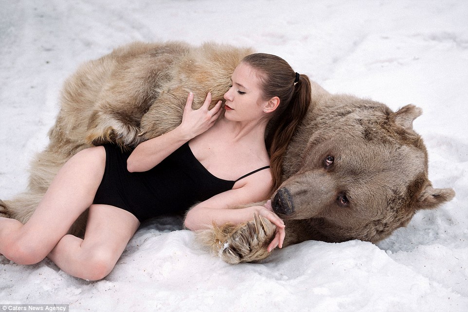 Фотография: Снежная фотосессия двух моделей из России в обнимку с медведем шокировала Европу №9 - BigPicture.ru