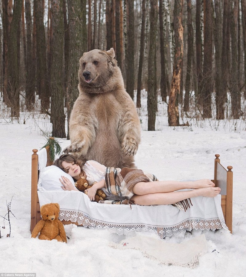 Фотография: Снежная фотосессия двух моделей из России в обнимку с медведем шокировала Европу №10 - BigPicture.ru