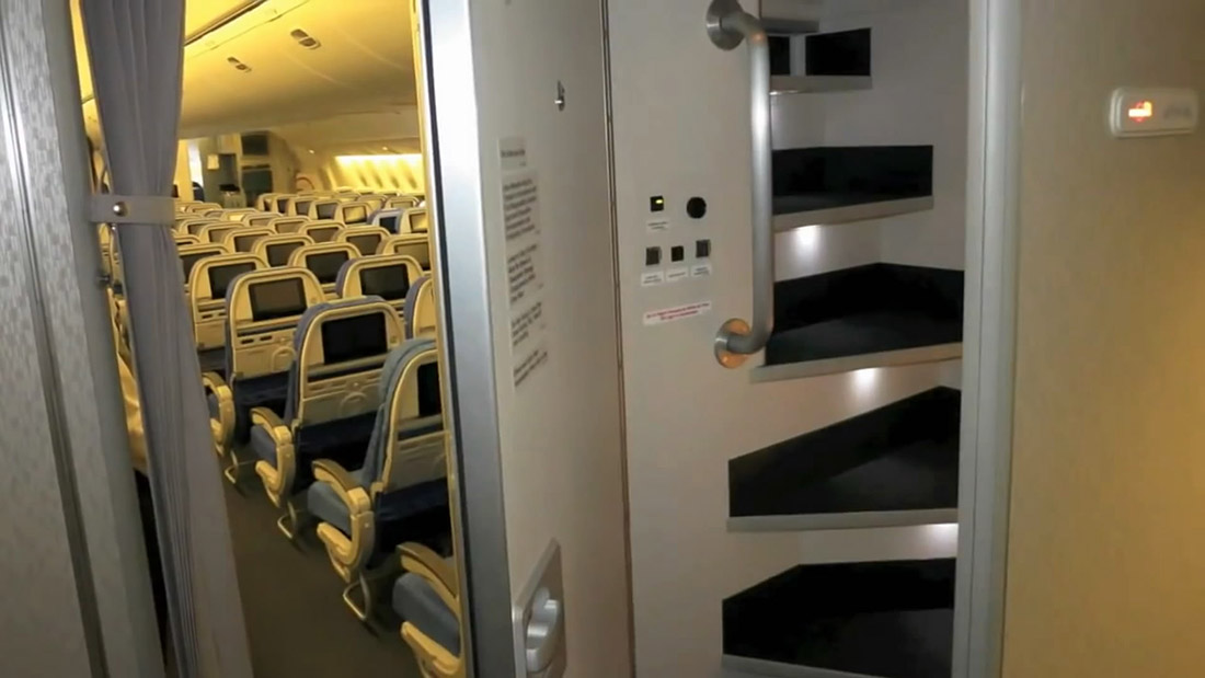 Фотография: Секретные спаленки стюардесс на дальних перелетах №6 - BigPicture.ru