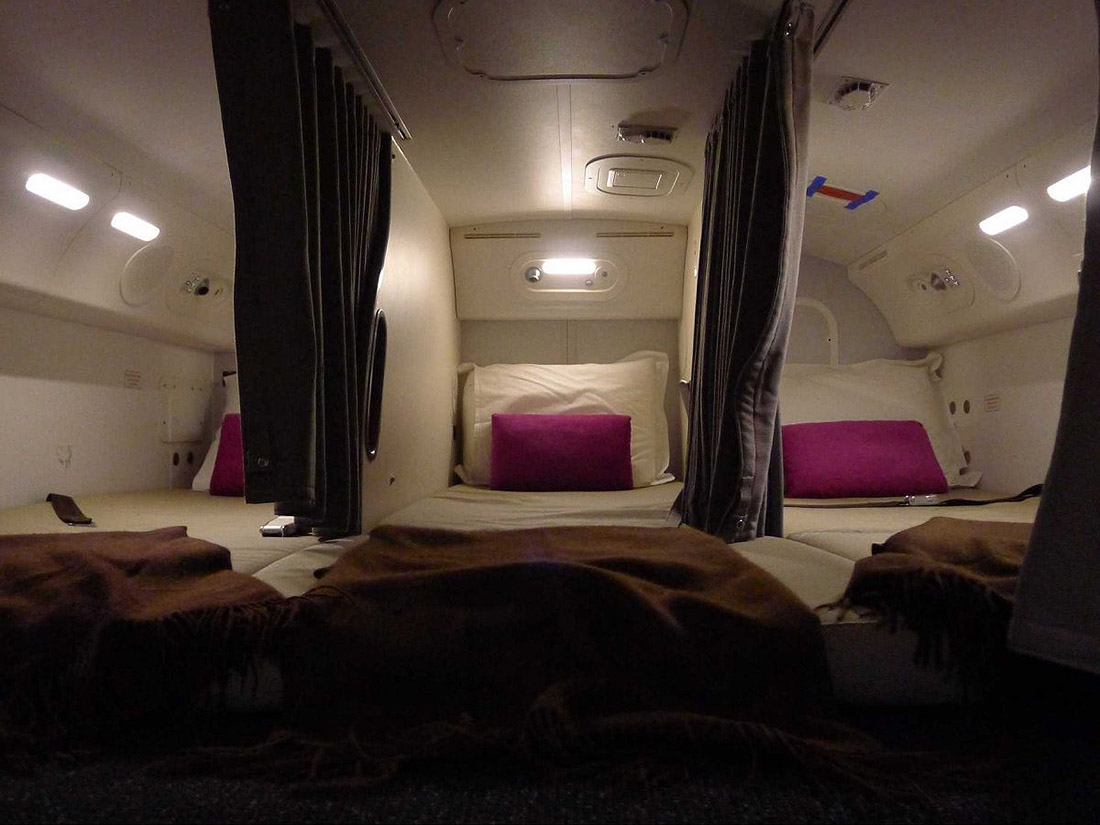 Фотография: Секретные спаленки стюардесс на дальних перелетах №9 - BigPicture.ru