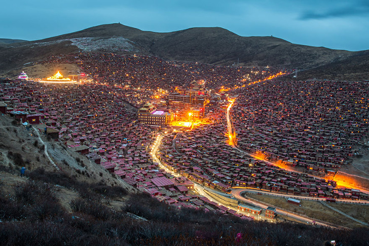 Фотография: Ларунг Гар: 40 тысяч буддистов на большой высоте №1 - BigPicture.ru
