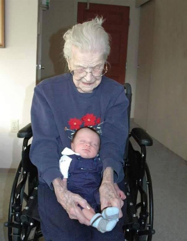 Фотография: Разница в вечность: прабабушки со своими правнуками, чья разница в возрасте составляет больше 100 лет №7 - BigPicture.ru